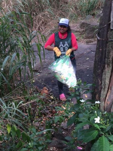 エレファント・ロック・ベースでのゴミ拾い活動画像