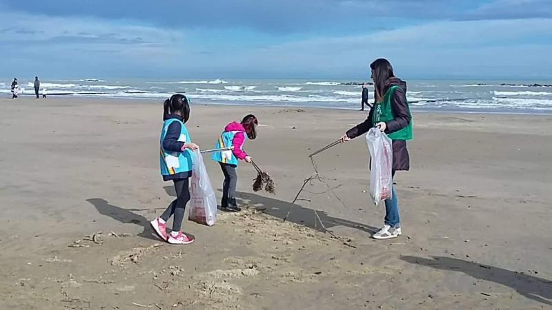 海でお掃除。画像