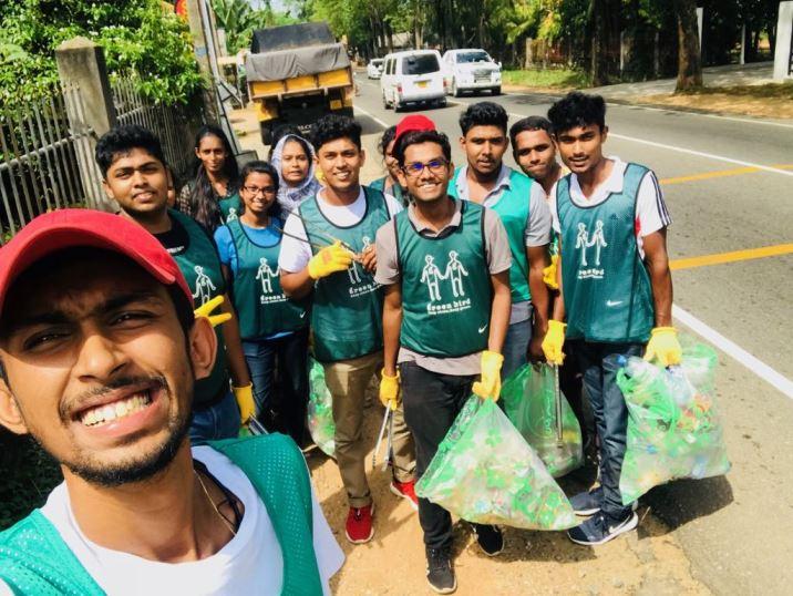 若者とのゴミ拾い楽しい～画像