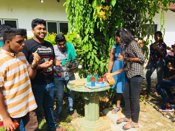 若者とのゴミ拾い楽しい～画像