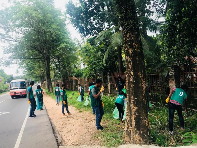 タミンドゥ先生とのゴミ拾い画像