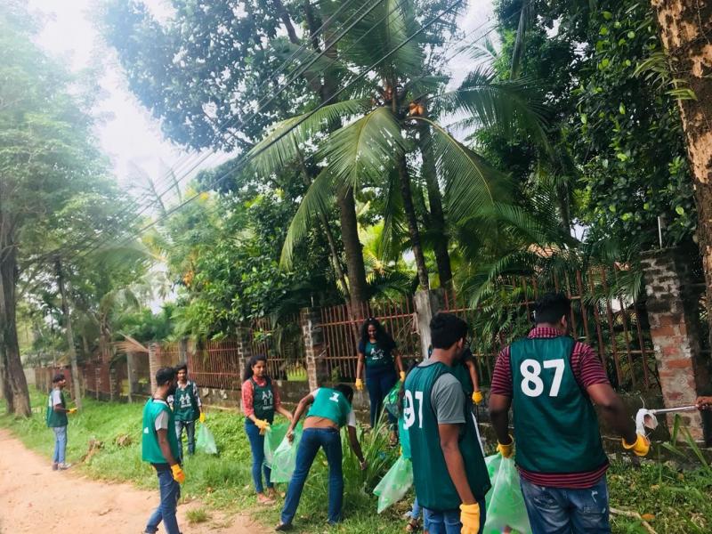 タミンドゥ先生とのゴミ拾い画像