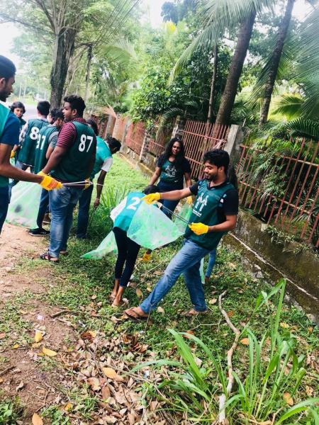 タミンドゥ先生とのゴミ拾い画像