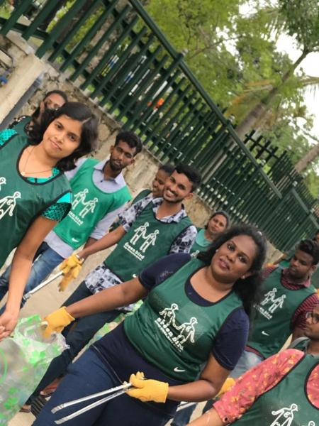 タミンドゥ先生とのゴミ拾い画像