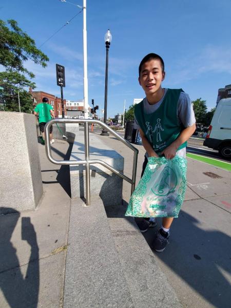 People in Porter Square - MBTA Clean up!画像