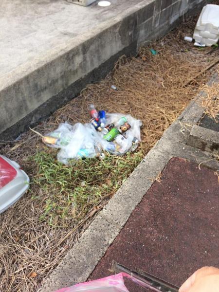 青空に飛行機雲が画像