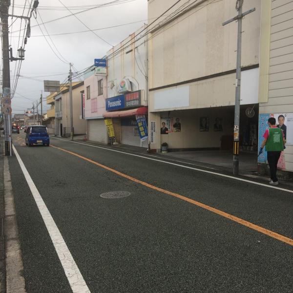 日差しが眩しい朝掃除画像