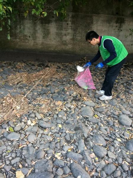 今日も川底掃除！画像