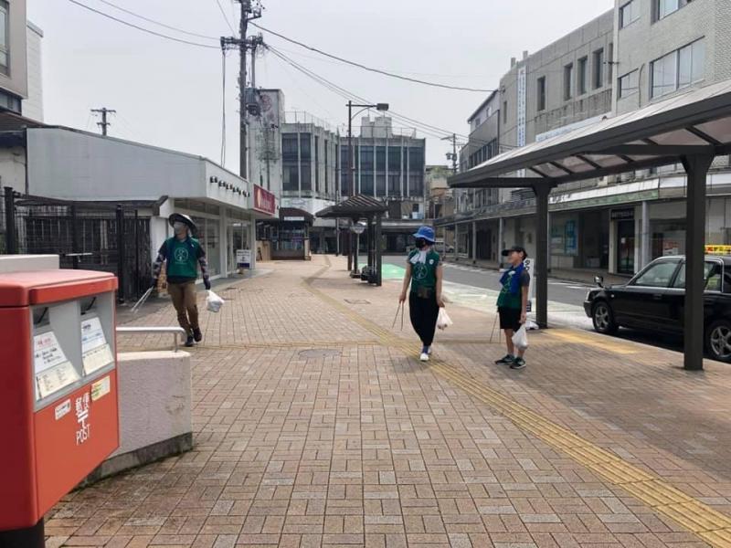 ディスタンスをとりつつゴミ拾い！画像