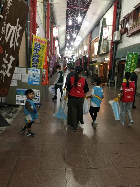 ゴミ拾いの秋画像