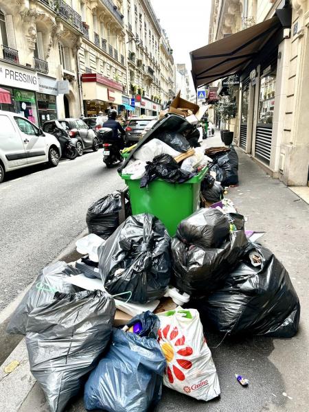 ゴミで溢れるパリ画像