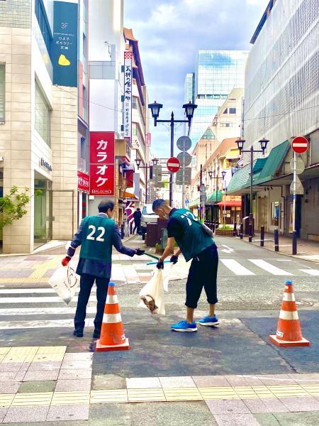 福岡天神　夏に向けて、いろんなものであふれてる天神の街☆朝そうじ画像