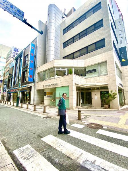 福岡天神　夏に向けて、いろんなものであふれてる天神の街☆朝そうじ画像