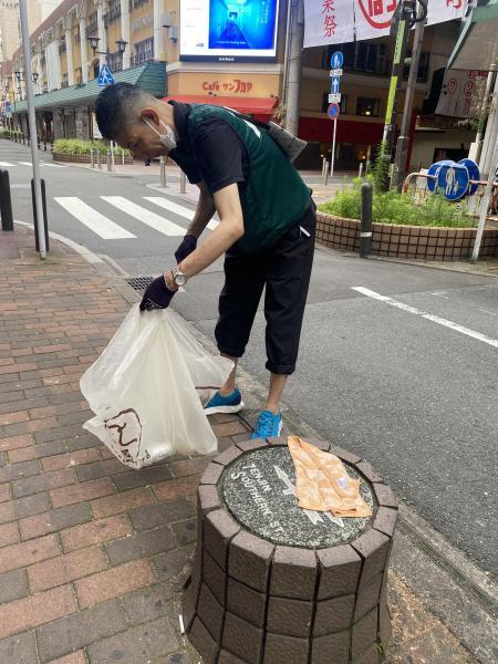 福岡天神　夏に向けて、いろんなものであふれてる天神の街☆朝そうじ画像