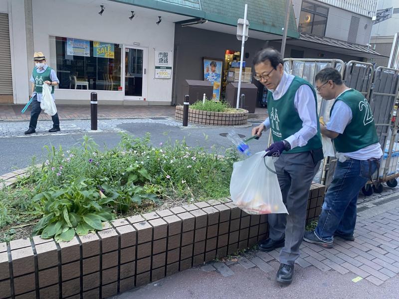 福岡天神　8月最後はニンジン拾ったよ☆朝そうじ画像