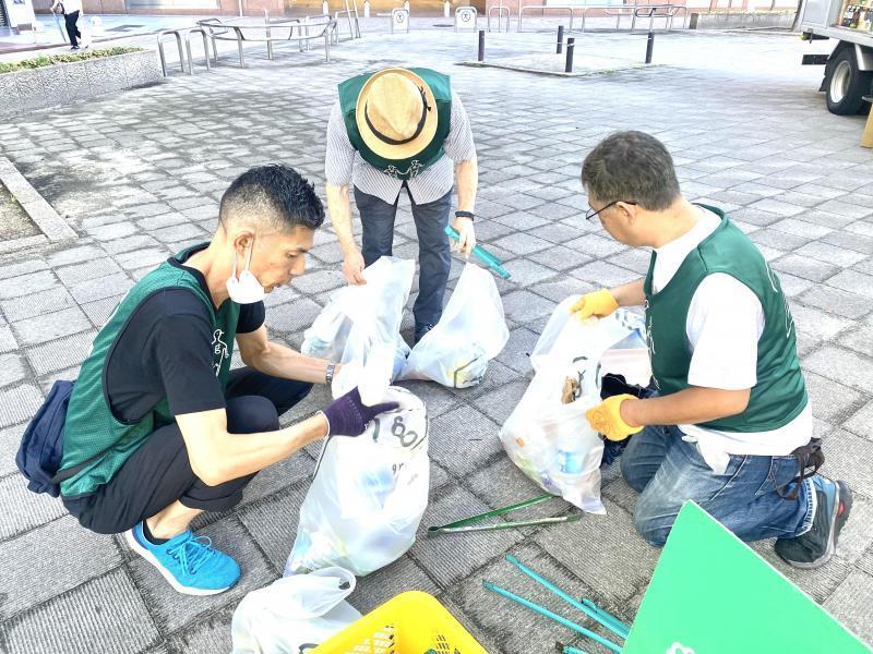 福岡天神　8月最後はニンジン拾ったよ☆朝そうじ画像