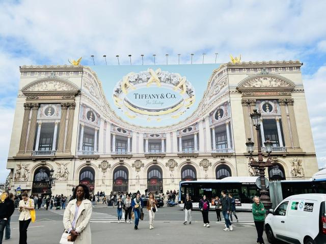 アイルランドの緑と入り混じりながら