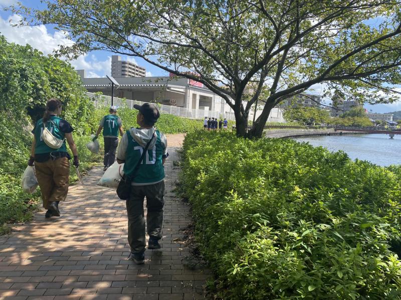 彫刻ロード川沿いおそうじ画像