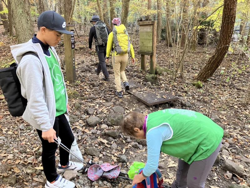  親子三代　山登りゴミ拾い（プレイベント掃除）画像