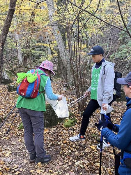  親子三代　山登りゴミ拾い（プレイベント掃除）画像