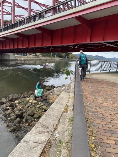 彫刻ロード川沿いおそうじ画像