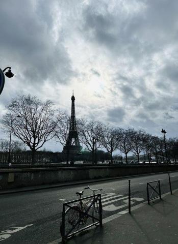 事務局からBienvenus!（フランス語で「ようこそ！」）