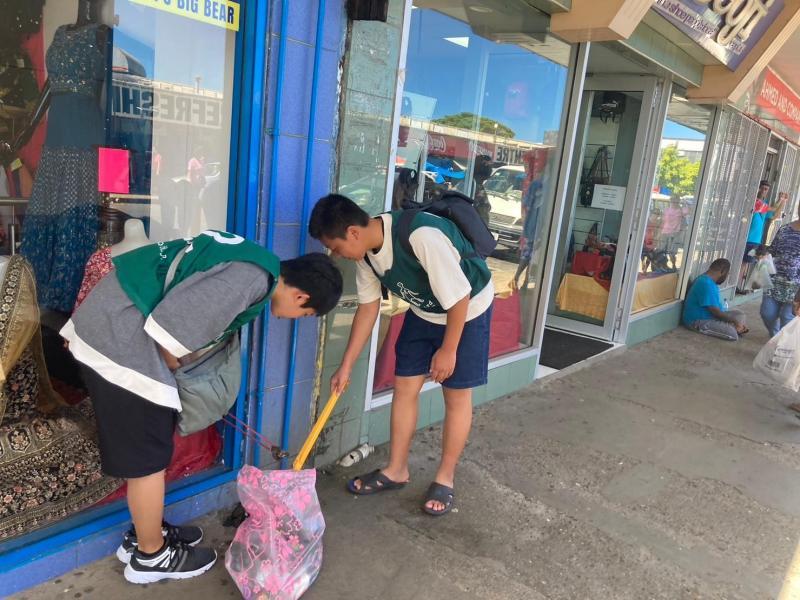 第44回フィジーチームゴミ拾い活動画像