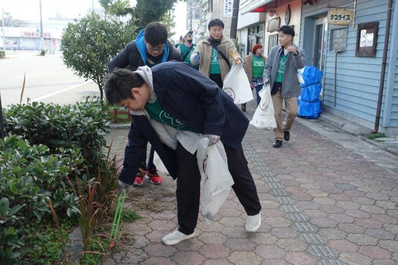 大牟田チーム大牟田駅前お掃除画像