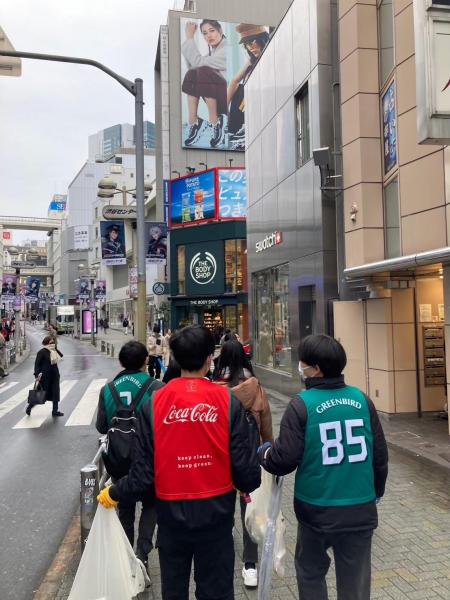 若者みんなで渋谷でゴミ拾い画像