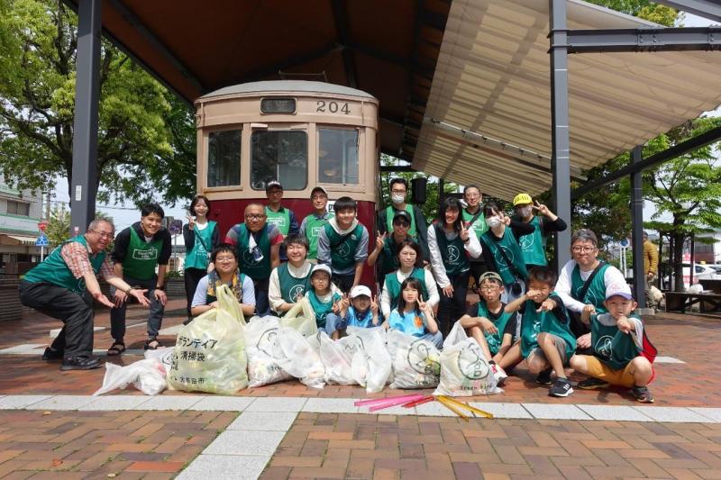 「いちたすいち」コラボ大牟田駅前お掃除画像