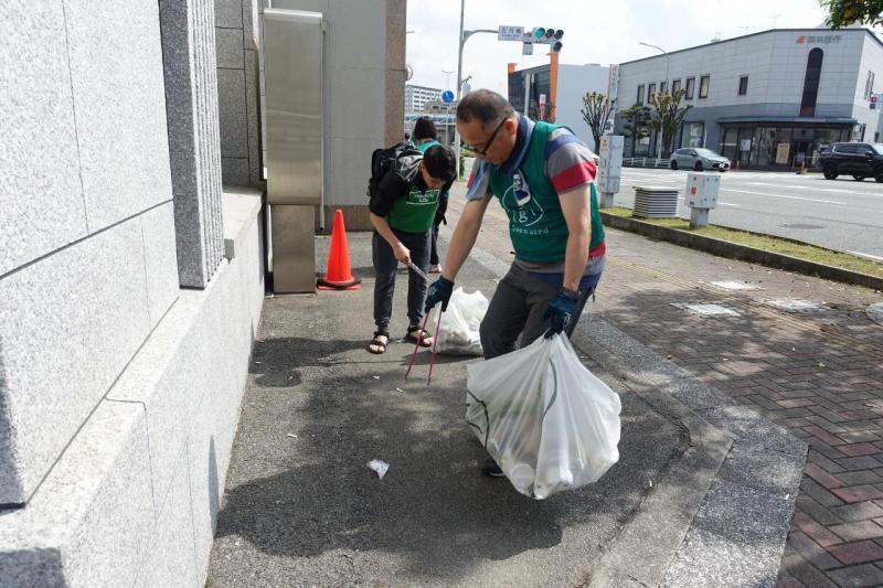 「いちたすいち」コラボ大牟田駅前お掃除画像