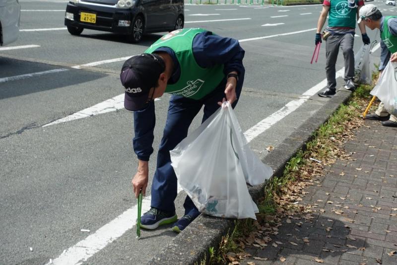 「いちたすいち」コラボ大牟田駅前お掃除画像