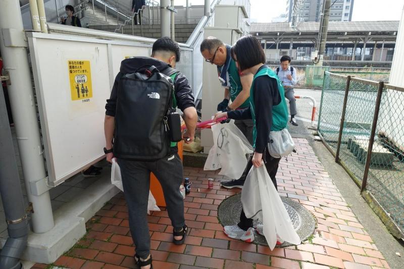 「いちたすいち」コラボ大牟田駅前お掃除画像
