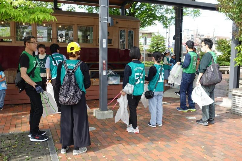 「いちたすいち」コラボ大牟田駅前お掃除画像