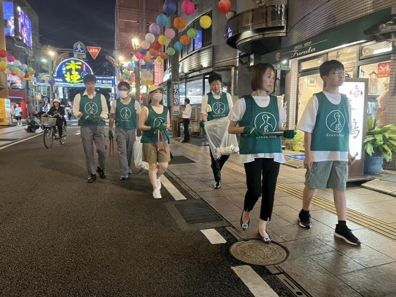 梅雨を雨間をくぐりぬけて画像