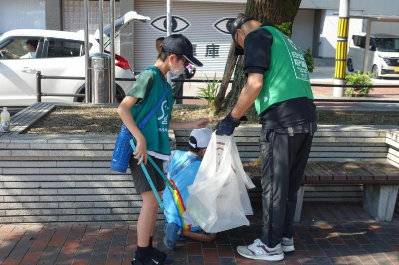 大牟田チーム大牟田駅前お掃除画像