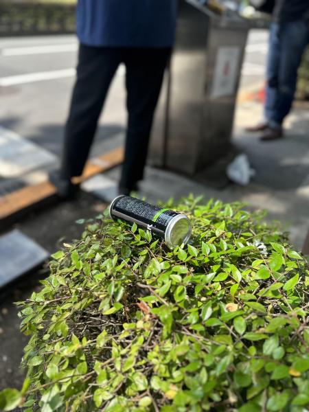 置き去りの飲料ゴミたち画像