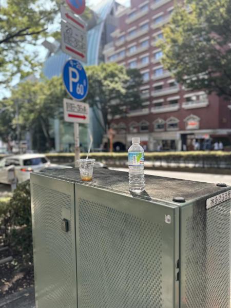 置き去りの飲料ゴミたち画像