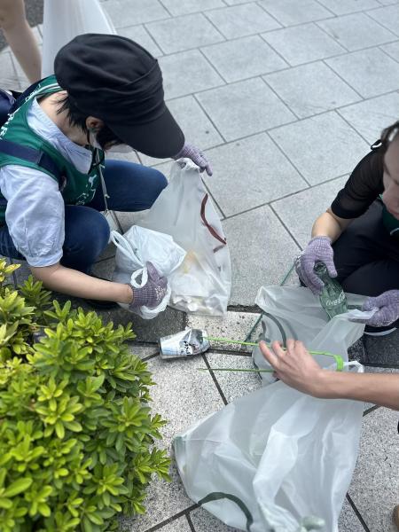 置き去りの飲料ゴミたち画像