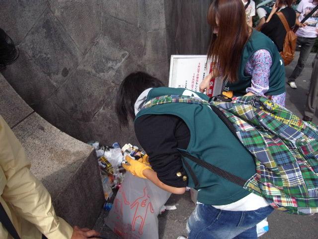 オリンピック招致パレード応援そうじを行ないました。画像