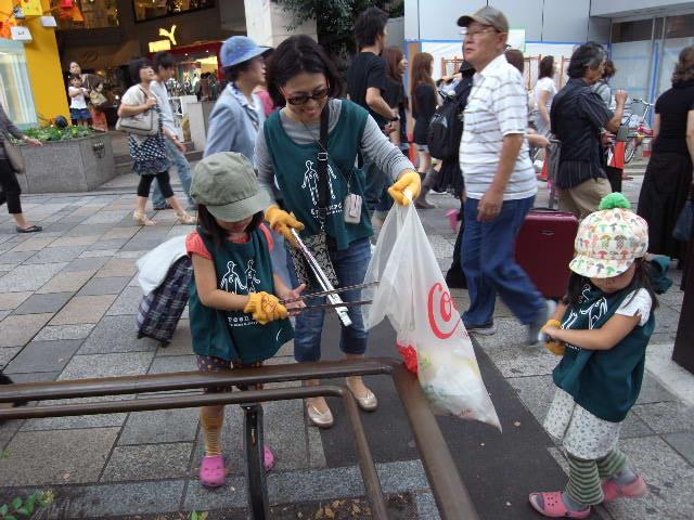 オリンピック招致パレード応援そうじを行ないました。画像