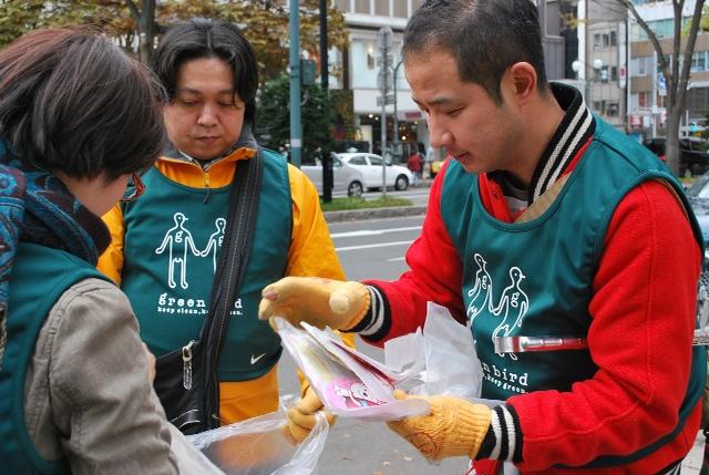 【レポート】札幌チーム&times;GAKU-MCライブツアーコラボそうじ画像