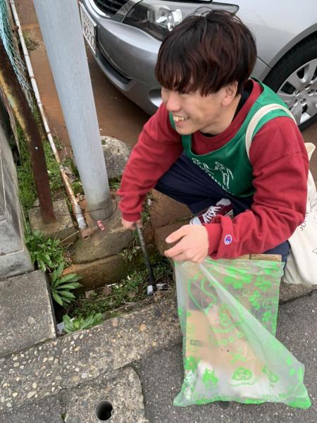 風にも負けず！！笑顔絶えないゴミ拾い☺️画像