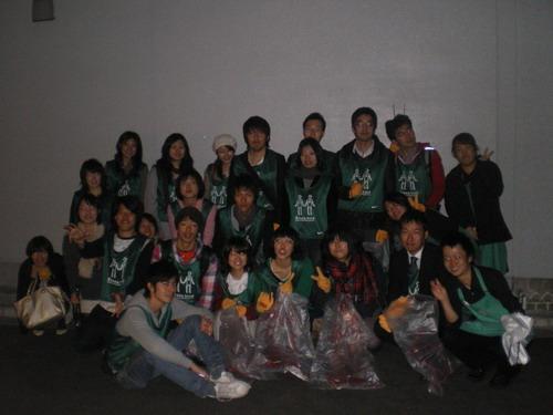 学生チーム　夜掃除画像