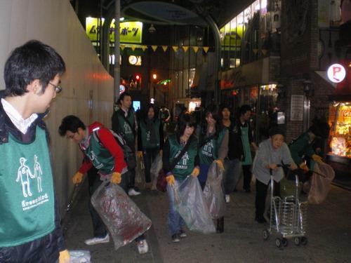 学生チーム　夜掃除画像