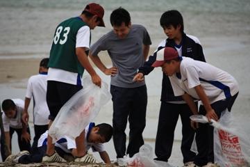 名護　地元中学生とビーチクリーン画像