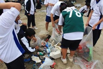 名護　地元中学生とビーチクリーン画像