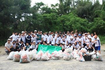 名護　地元中学生とビーチクリーン画像