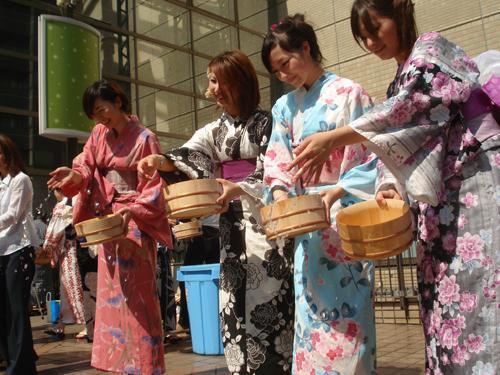 7/23　イムズで打ち水画像