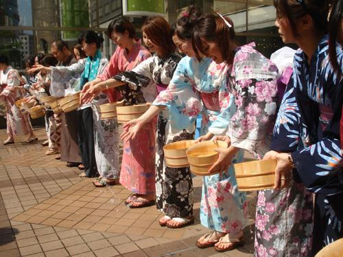 7/23　イムズで打ち水画像